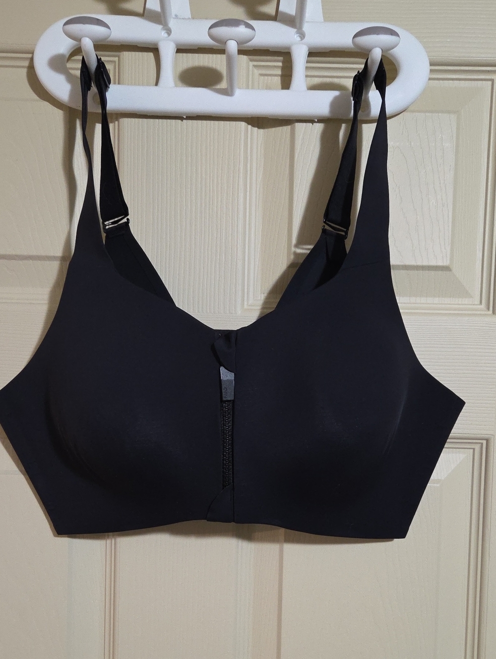 FWD Front-Zip Wireless Comfort Sports Bra - Black